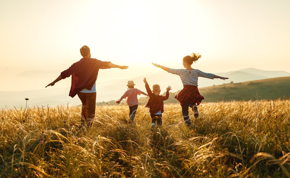 Build Family, Plant, Sky, People in nature, Happy, Flash photography, Natural landscape, Sunlight, Gesture