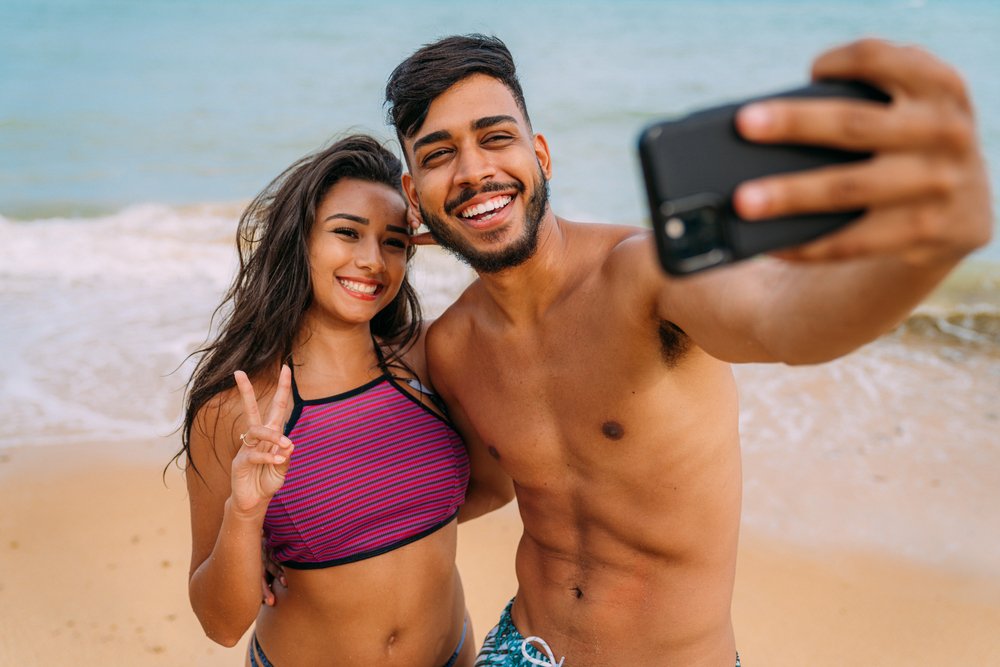 Playa Selfie Pareja, Smile, Photograph, Muscle, People on beach, Swimwear, Brassiere, Happy, Body of water, Swimsuit top, Beach