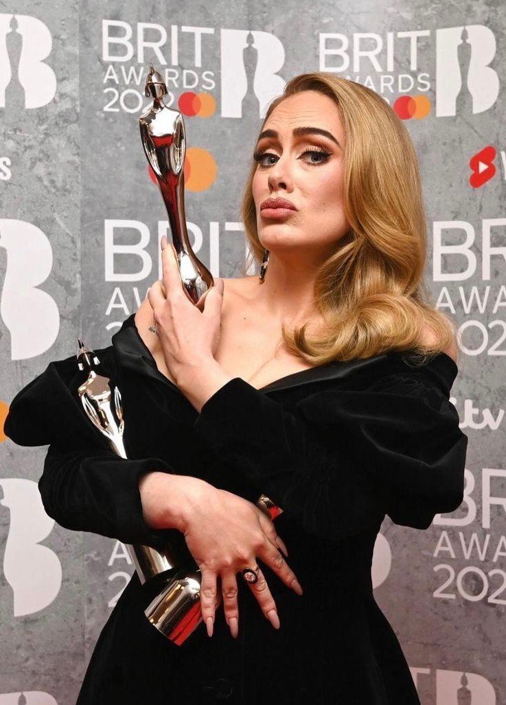 Brit Awards 2022, Lip, Hairstyle, Lipstick, Dress, Eyelash, Gesture